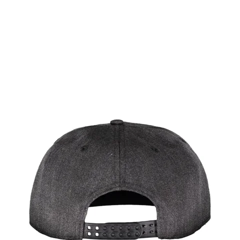 Snapback kiinnitys takana